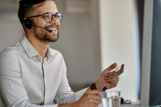 Homem sorrindo atendendo a clientes online